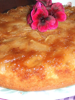 Una foto de Pastel acaramelado de manzana y almendras
