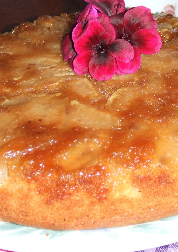 Una foto de Pastel acaramelado de manzana y almendras