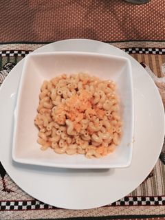 Una foto de Macarroni casero con queso cheddar