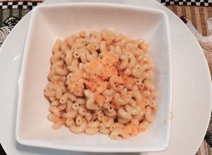 Una foto de Macarroni casero con queso cheddar