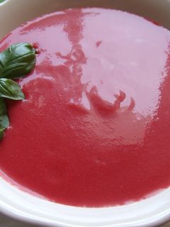 Una foto de Gazpacho de tomate y remolacha