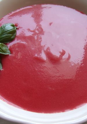 Una foto de Gazpacho de tomate y remolacha