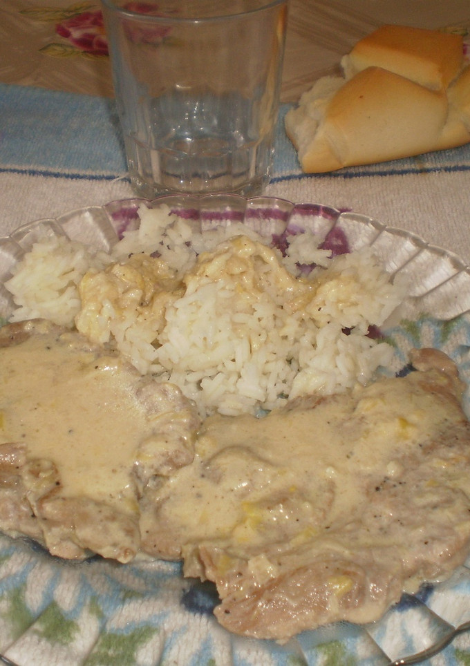 Una foto de Chuletas de cerdo con salsa de mostaza y puerros