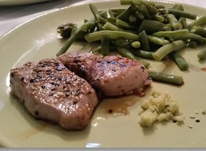 Una foto de Atún tataki con jengibre y wasabi fresco