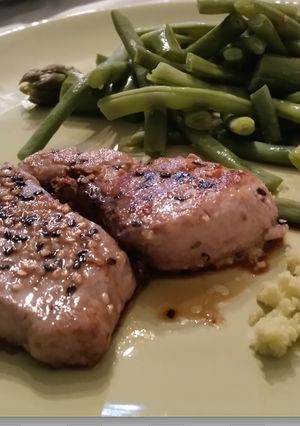Una foto de Atún tataki con jengibre y wasabi fresco
