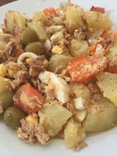Una foto de Ensalada de patata cocida con atún
