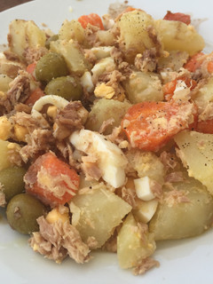 Una foto de Ensalada de patata cocida con atún