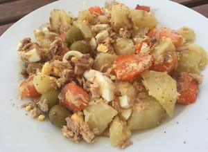 Foto principal de Ensalada de patata cocida con atún