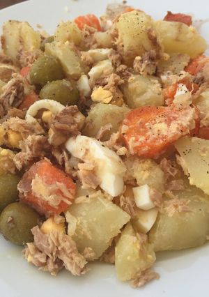 Una foto de Ensalada de patata cocida con atún