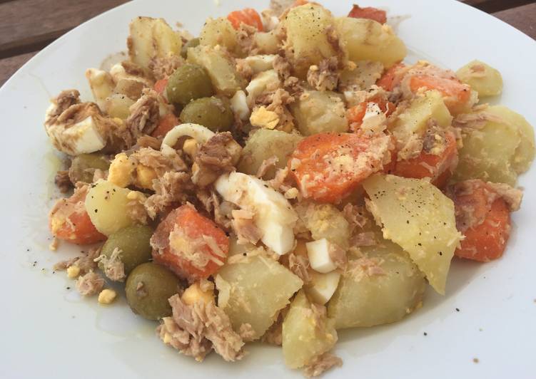 Ensalada de patata cocida con atún