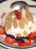 Fresas y arándanos con crema, cereales y frutas