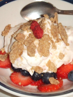 Una foto de Fresas y arándanos con crema, cereales y frutas