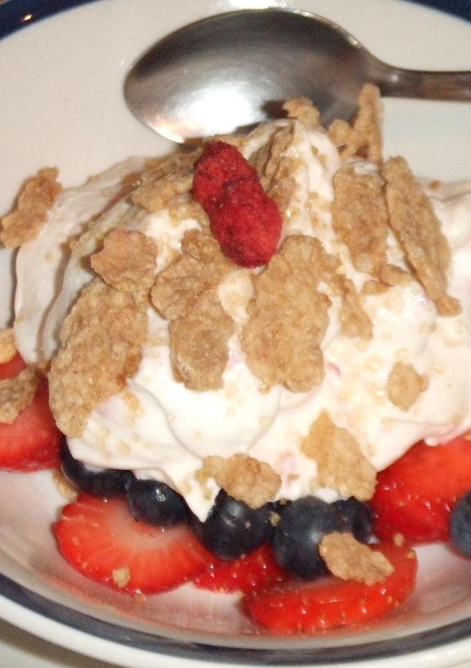 Una foto de Fresas y arándanos con crema, cereales y frutas