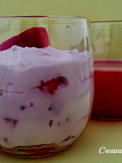 Una foto de Copa de tiramisú de fresas
