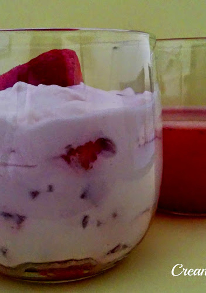 Una foto de Copa de tiramisú de fresas