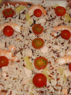 Una foto de Arroz variado en ensalada con langostinos y salsa rosa