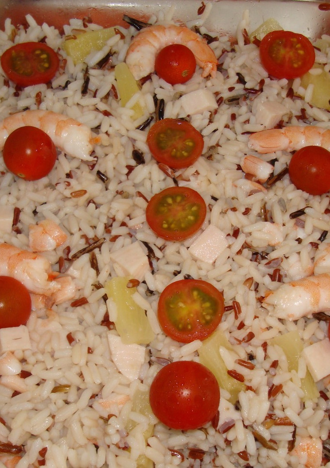 Una foto de Arroz variado en ensalada con langostinos y salsa rosa