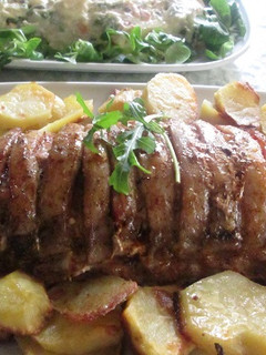 Una foto de Cerdo con panceta ahumada y patatas al horno