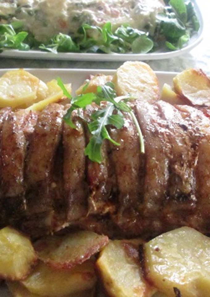 Una foto de Cerdo con panceta ahumada y patatas al horno