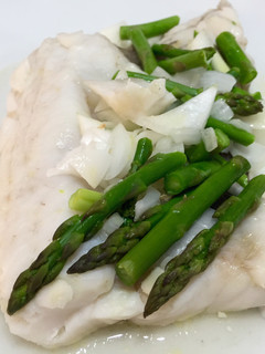 Una foto de Merluza al papillote con verduras