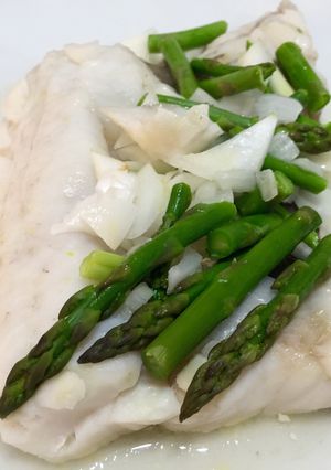Una foto de Merluza al papillote con verduras 
