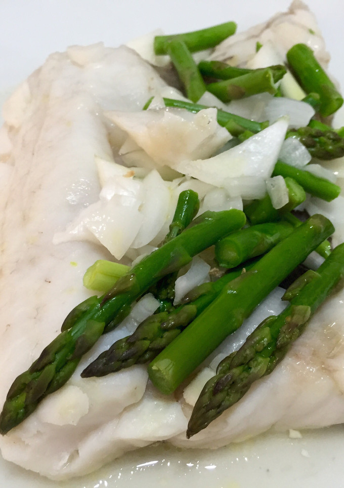 Una foto de Merluza al papillote con verduras 