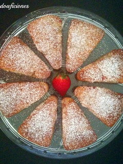Una foto de Bizcocho de fresas y chocolate