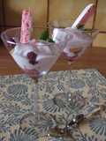 Copa de frutas con biscuits rosa
