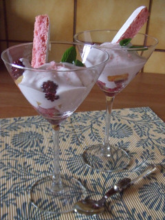 Una foto de Copa de frutas con biscuits rosa