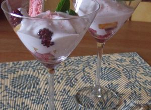 Foto principal de Copa de frutas con biscuits rosa