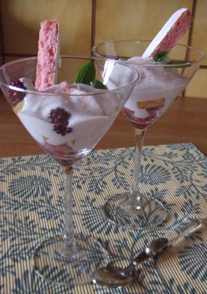 Una foto de Copa de frutas con biscuits rosa