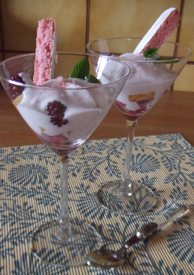 Una foto de Copa de frutas con biscuits rosa