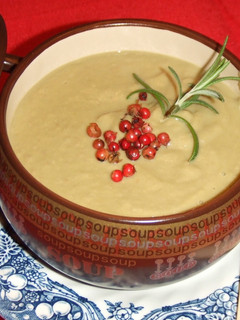 Una foto de Sopa crema de habas y cebolla