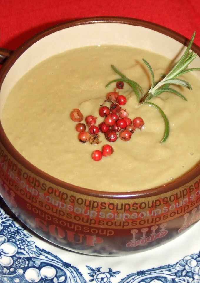 Una foto de Sopa crema de habas y cebolla