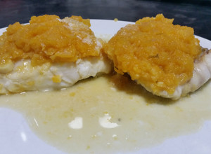 Foto principal de Congrio al horno en salsa de cava, manzana, hierbas y pimentón