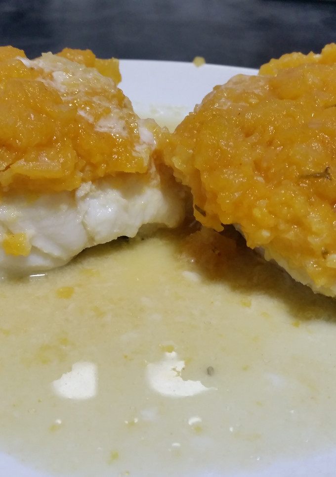 Una foto de Congrio al horno en salsa de cava, manzana, hierbas y pimentón