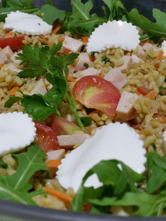 Foto principal de Ensalada de arroz integral con pavo y queso fresco