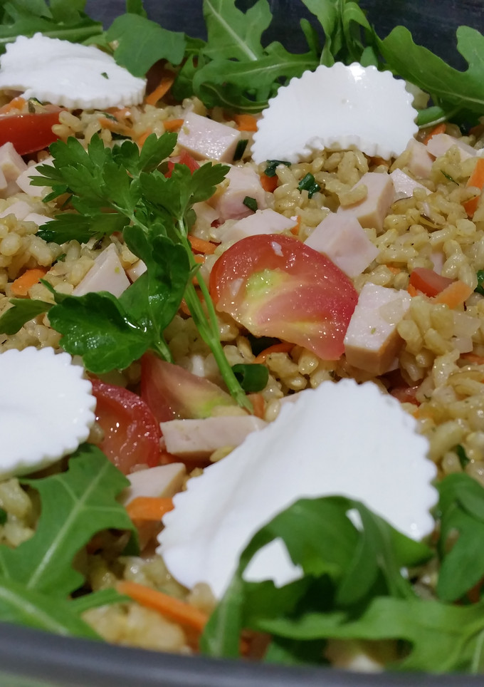 Una foto de Ensalada de arroz integral con pavo y queso fresco