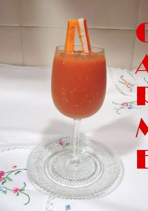 Una foto de Sopa fria de vegetales, sandia y palitos de cangrejo