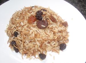 Una foto de Arroz con pasitas y fideos