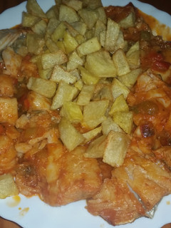 Una foto de Bacalao en salsa de tomate con patatas fritas