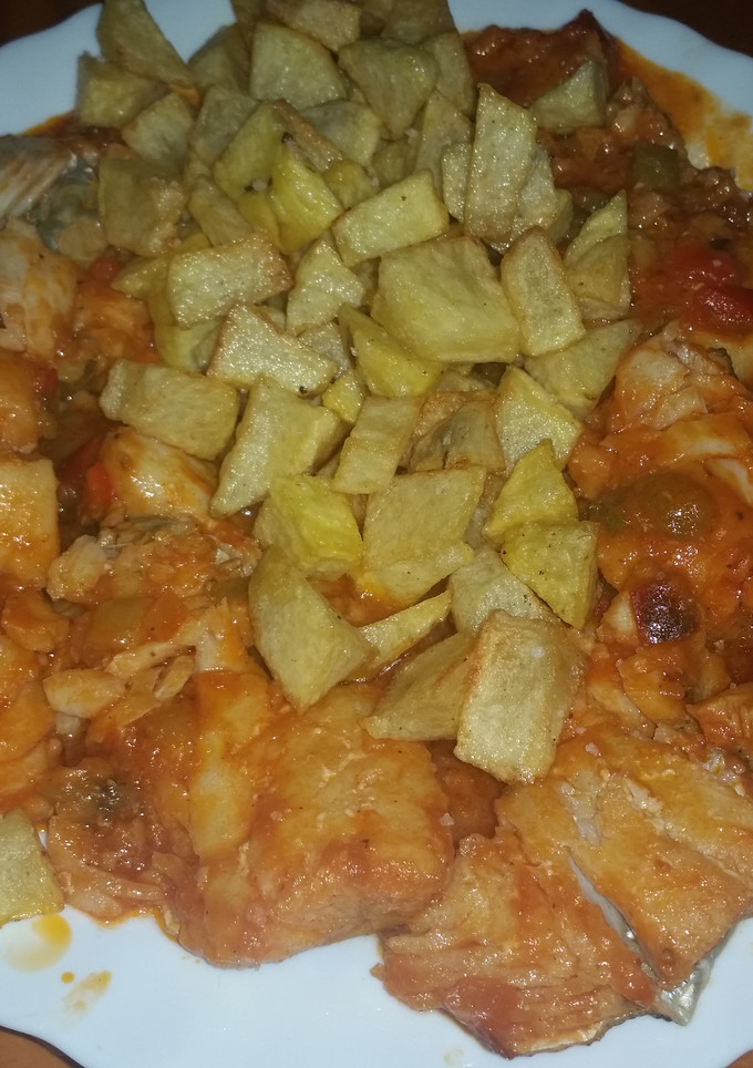 Una foto de Bacalao en salsa de tomate con patatas fritas