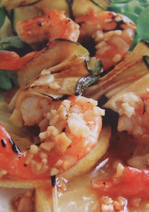 Una foto de Brochetas almendradas de langostinos con calabacines 