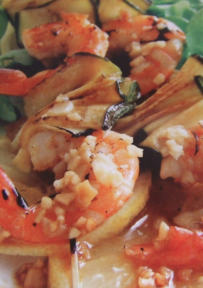 Una foto de Brochetas almendradas de langostinos con calabacines 