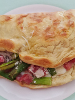 Una foto de Sándwich piadina de queso, jamón y espárragos trigueros