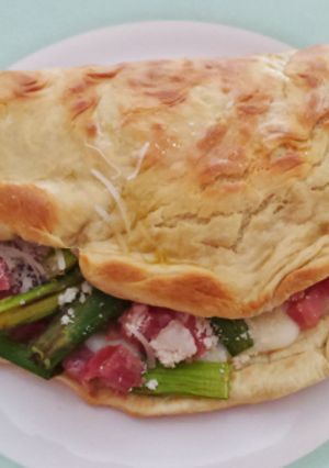 Una foto de Sándwich piadina de queso, jamón y espárragos trigueros