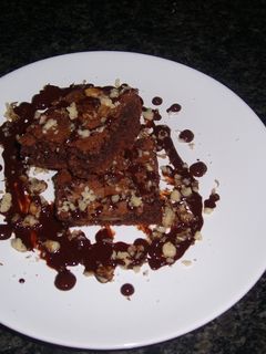 Una foto de Brownie con nueces y chocolate blanco