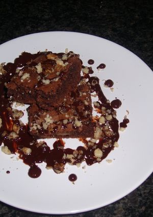 Una foto de Brownie con nueces y chocolate blanco