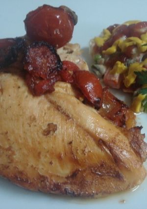 Una foto de Pollo en salsa a las finas hierbas