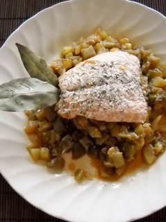 Una foto de Salmón con pisto en papillote